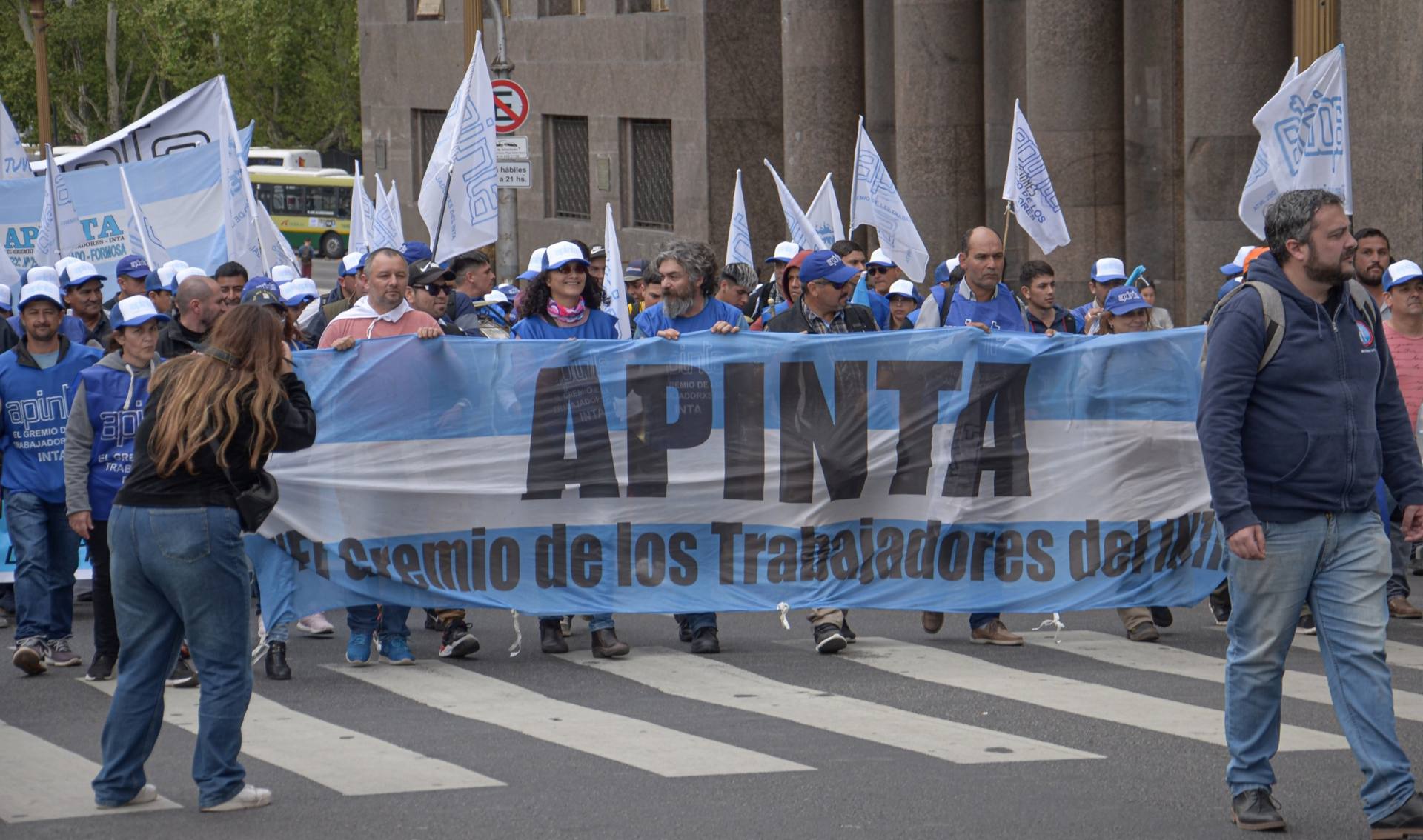 Trabajadorxs del INTA marchando con la bandera de APINTA